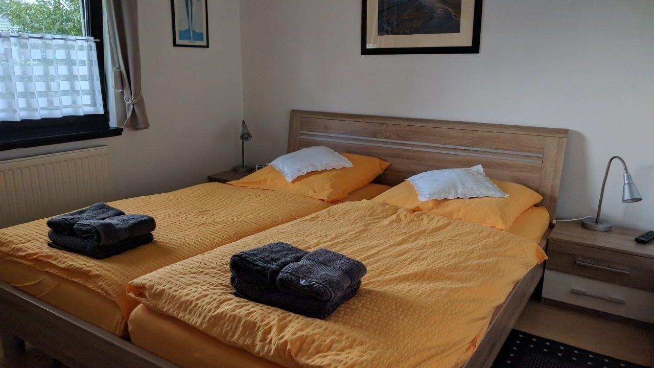Schlafzimnmer 1 mit Doppelbett und 2. Fernsehgerät Schlafzimnmer 1 mit Doppelbett und 2. Fernsehgerät